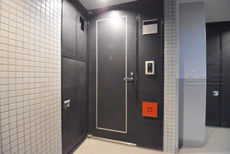 【その他共用部分】 | 皆様をお迎えする、お部屋の玄関ドア。開けやすさや開放角度、ドアノブの操作しやすさや鍵の形状などを、現地で一度ご確認ください。～即日のご見学可能～　お問合せはお気軽にどうぞ。