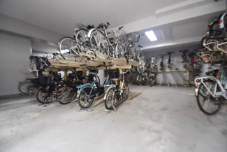 【駐車場】 | 自転車置き場。マンションの共用部にあたります。空きの有無や駐輪料金、各戸の台数制限などについては、改めてお問い合わせください。～即日のご見学可能～　お問合せはお気軽にどうぞ。