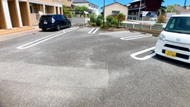 マジュネスの駐車場