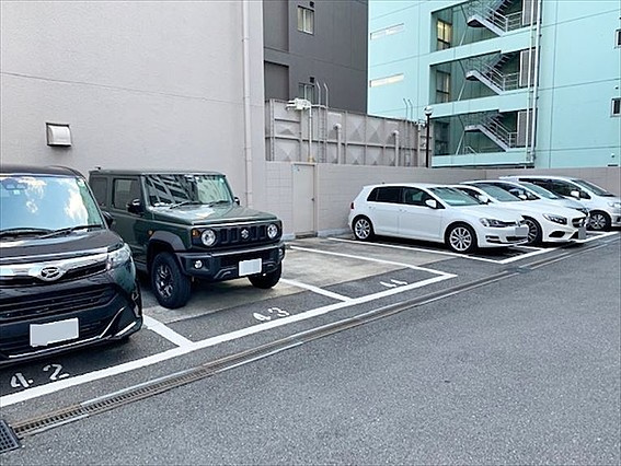 進和江坂アーバンライフの駐車場