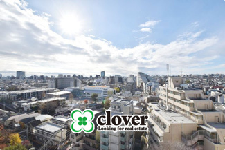 【展望】 | 眼前に広がる空の雄大さと、このお部屋の自慢の一つである「眺望」をご覧ください。毎日、この景色を独り占めできる新生活に夢が広がります。～即日のご見学可能～　お問合せはお気軽にどうぞ。
