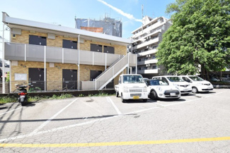 【駐車場】 | マンションの駐車場スペース。空きの有無や駐車料金、サイズ規定などについては、改めてお問い合わせください。～即日のご見学可能～　お問合せはお気軽にどうぞ。