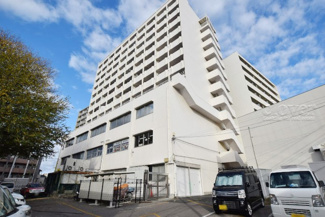 【外観】 | 青空によく映える建物です。手入れの行き届いた外壁やマンション正面エントランスなど、綺麗な姿をぜひ一度、現地にてご覧ください。～即日のご見学可能～　お問合せはお気軽にどうぞ。