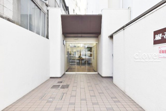 【エントランス】 | お客様を、そして住人を出迎えてくれるマンションのエントランス。ゴミが落ちていないことからも、管理状態の良さや住民の節度の高さが見て取れます。～即日のご見学可能～　お問合せはお気軽にどうぞ。