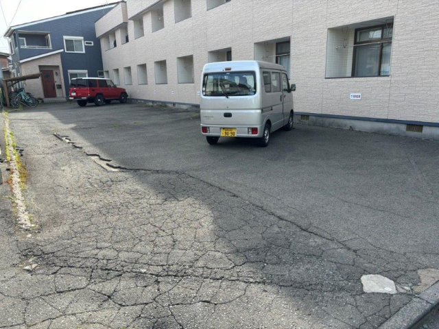 サン・ポエムの駐車場