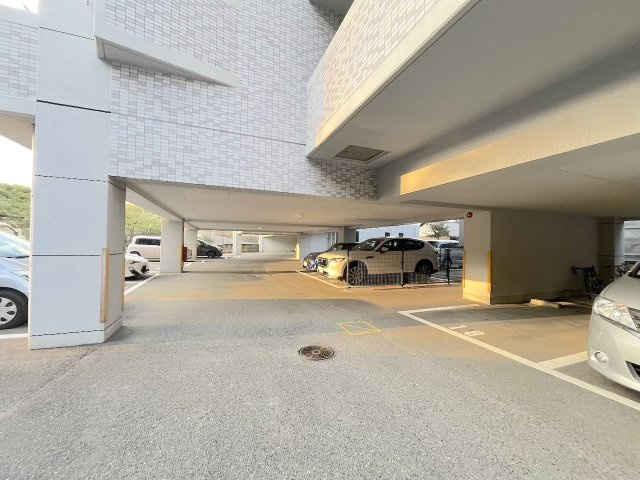 アルフィーネ春日公園の駐車場