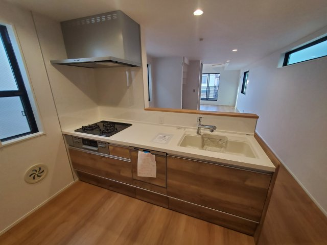 【キッチン】 | 杉並区宮前３丁目　新築戸建　D号棟 | LDK20帖、延床面積89.46㎡の４LDK＋P！固定階段にて昇降可能なロフト付きです♪前面道路は約4.5ｍの公道につき、お車の出し入れも楽々♪♪モデルハウスご用意しております。
