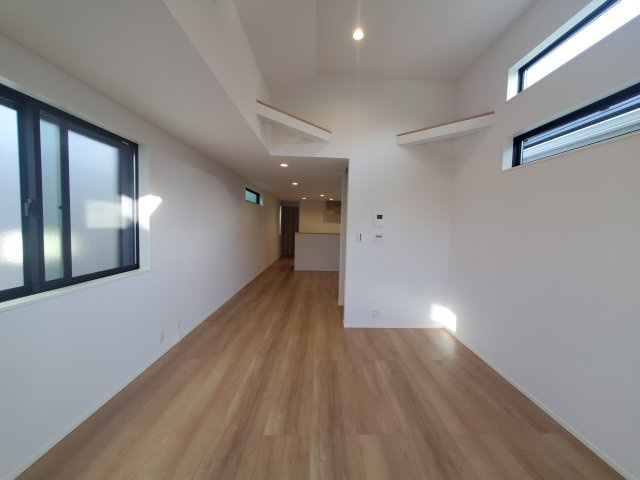 【居間・リビング】 | 杉並区宮前３丁目　新築戸建　D号棟 | LDK20帖、延床面積89.46㎡の４LDK＋P！固定階段にて昇降可能なロフト付きです♪前面道路は約4.5ｍの公道につき、お車の出し入れも楽々♪♪モデルハウスご用意しております。
