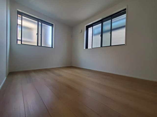 【洋室】 | 杉並区宮前３丁目　新築戸建　D号棟 | LDK20帖、延床面積89.46㎡の４LDK＋P！固定階段にて昇降可能なロフト付きです♪前面道路は約4.5ｍの公道につき、お車の出し入れも楽々♪♪モデルハウスご用意しております。