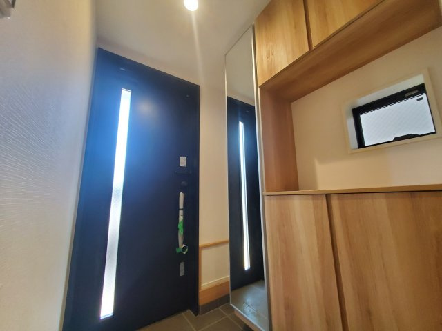 【玄関】 | 杉並区宮前３丁目　新築戸建　D号棟 | LDK20帖、延床面積89.46㎡の４LDK＋P！固定階段にて昇降可能なロフト付きです♪前面道路は約4.5ｍの公道につき、お車の出し入れも楽々♪♪モデルハウスご用意しております。
