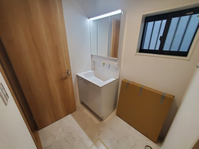 【独立洗面台】 | 杉並区宮前３丁目　新築戸建　D号棟 | LDK20帖、延床面積89.46㎡の４LDK＋P！固定階段にて昇降可能なロフト付きです♪前面道路は約4.5ｍの公道につき、お車の出し入れも楽々♪♪モデルハウスご用意しております。
