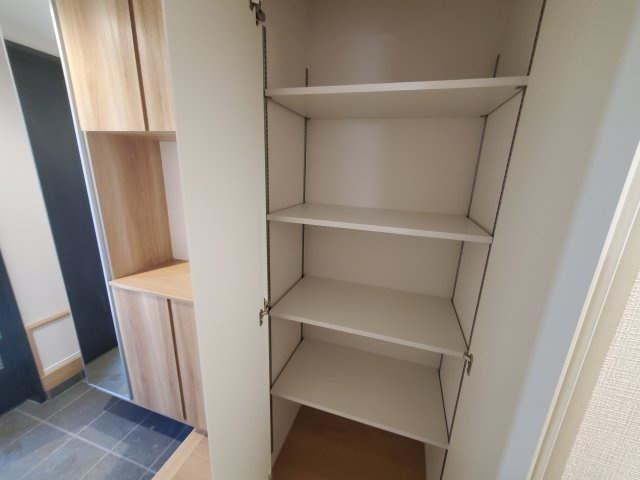 【収納】 | 杉並区宮前３丁目　新築戸建　D号棟 | LDK20帖、延床面積89.46㎡の４LDK＋P！固定階段にて昇降可能なロフト付きです♪前面道路は約4.5ｍの公道につき、お車の出し入れも楽々♪♪モデルハウスご用意しております。
