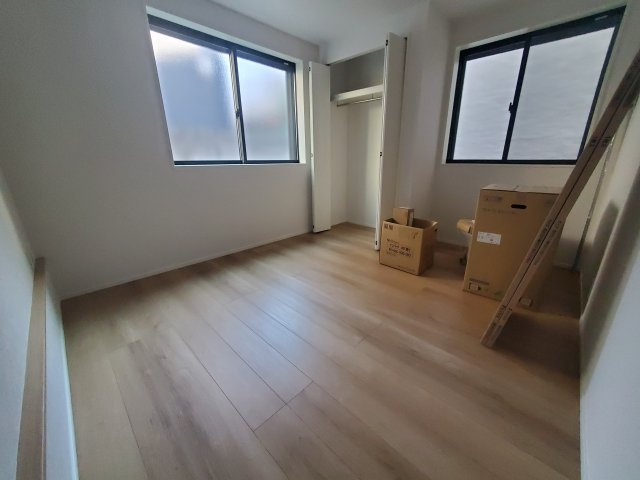 【洋室】 | 杉並区宮前３丁目　新築戸建　D号棟 | LDK20帖、延床面積89.46㎡の４LDK＋P！固定階段にて昇降可能なロフト付きです♪前面道路は約4.5ｍの公道につき、お車の出し入れも楽々♪♪モデルハウスご用意しております。
