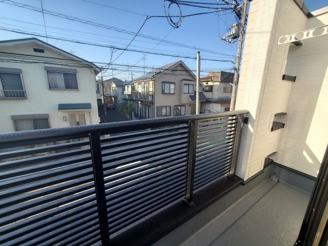 【バルコニー】 | 杉並区宮前３丁目　新築戸建　D号棟 | LDK20帖、延床面積89.46㎡の４LDK＋P！固定階段にて昇降可能なロフト付きです♪前面道路は約4.5ｍの公道につき、お車の出し入れも楽々♪♪モデルハウスご用意しております。
