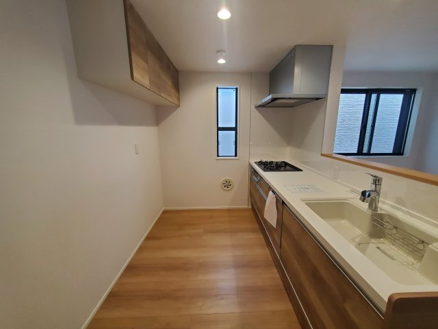 【キッチン】 | 杉並区宮前３丁目　新築戸建　D号棟 | LDK20帖、延床面積89.46㎡の４LDK＋P！固定階段にて昇降可能なロフト付きです♪前面道路は約4.5ｍの公道につき、お車の出し入れも楽々♪♪モデルハウスご用意しております。
