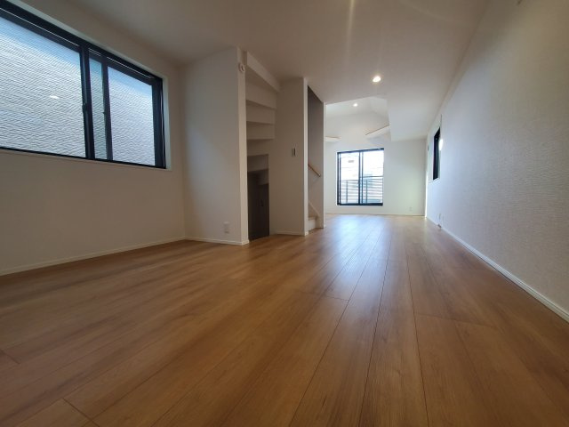 【居間・リビング】 | 杉並区宮前３丁目　新築戸建　D号棟 | LDK20帖、延床面積89.46㎡の４LDK＋P！固定階段にて昇降可能なロフト付きです♪前面道路は約4.5ｍの公道につき、お車の出し入れも楽々♪♪モデルハウスご用意しております。
