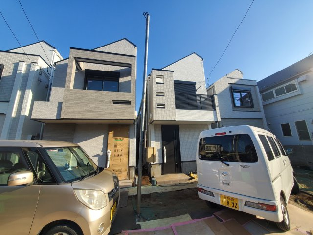 【外観】 | 杉並区宮前３丁目　新築戸建　D号棟 | LDK20帖、延床面積89.46㎡の４LDK＋P！固定階段にて昇降可能なロフト付きです♪前面道路は約4.5ｍの公道につき、お車の出し入れも楽々♪♪モデルハウスご用意しております。
