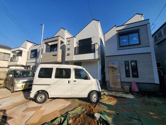 【外観】 | 杉並区宮前３丁目　新築戸建　D号棟 | LDK20帖、延床面積89.46㎡の４LDK＋P！固定階段にて昇降可能なロフト付きです♪前面道路は約4.5ｍの公道につき、お車の出し入れも楽々♪♪モデルハウスご用意しております。
