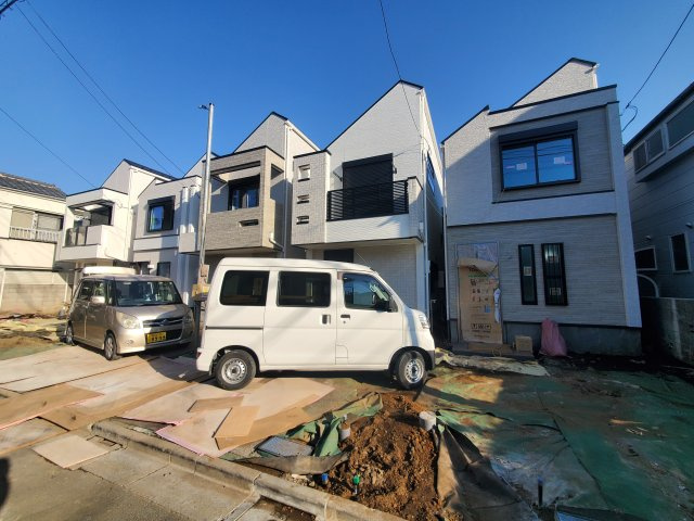 【前面道路含む現地写真】 | 杉並区宮前３丁目　新築戸建　D号棟 | LDK20帖、延床面積89.46㎡の４LDK＋P！固定階段にて昇降可能なロフト付きです♪前面道路は約4.5ｍの公道につき、お車の出し入れも楽々♪♪モデルハウスご用意しております。
