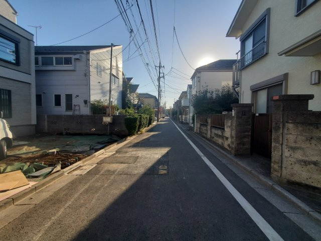 【前面道路含む現地写真】 | 杉並区宮前３丁目　新築戸建　D号棟 | LDK20帖、延床面積89.46㎡の４LDK＋P！固定階段にて昇降可能なロフト付きです♪前面道路は約4.5ｍの公道につき、お車の出し入れも楽々♪♪モデルハウスご用意しております。
