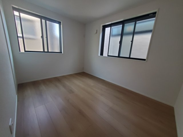 【洋室】 | 杉並区宮前３丁目　新築戸建　D号棟 | LDK20帖、延床面積89.46㎡の４LDK＋P！固定階段にて昇降可能なロフト付きです♪前面道路は約4.5ｍの公道につき、お車の出し入れも楽々♪♪モデルハウスご用意しております。
