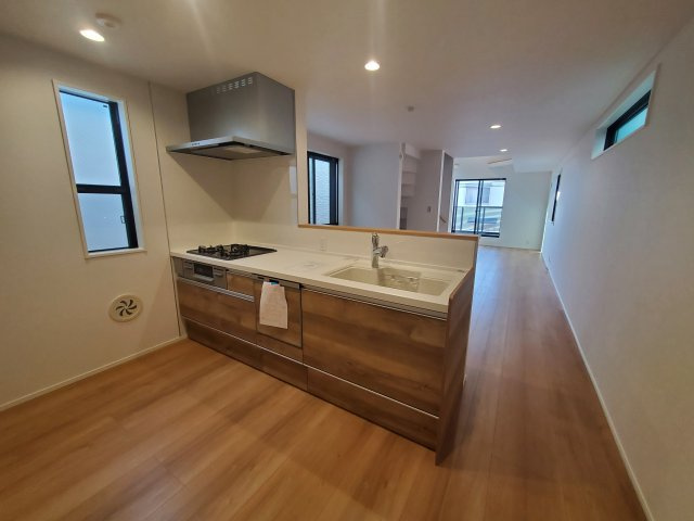 【キッチン】 | 杉並区宮前３丁目　新築戸建　D号棟 | LDK20帖、延床面積89.46㎡の４LDK＋P！固定階段にて昇降可能なロフト付きです♪前面道路は約4.5ｍの公道につき、お車の出し入れも楽々♪♪モデルハウスご用意しております。
