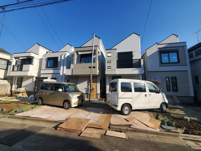 【外観】 | 杉並区宮前３丁目　新築戸建　D号棟 | LDK20帖、延床面積89.46㎡の４LDK＋P！固定階段にて昇降可能なロフト付きです♪前面道路は約4.5ｍの公道につき、お車の出し入れも楽々♪♪モデルハウスご用意しております。
