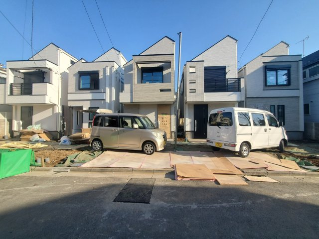 【前面道路含む現地写真】 | 杉並区宮前３丁目　新築戸建　D号棟 | LDK20帖、延床面積89.46㎡の４LDK＋P！固定階段にて昇降可能なロフト付きです♪前面道路は約4.5ｍの公道につき、お車の出し入れも楽々♪♪モデルハウスご用意しております。
