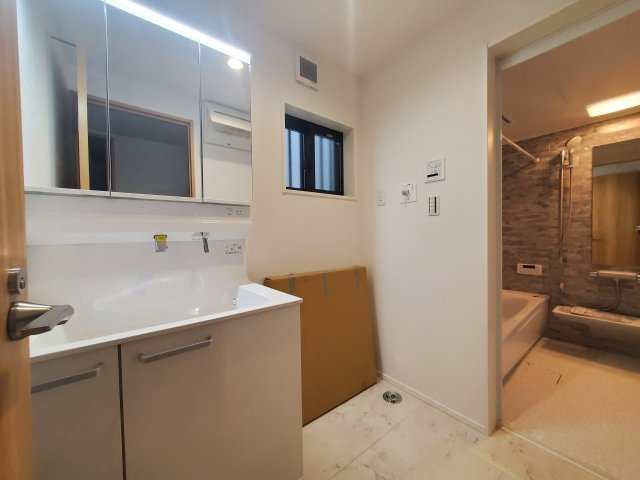 【独立洗面台】 | 杉並区宮前３丁目　新築戸建　D号棟 | LDK20帖、延床面積89.46㎡の４LDK＋P！固定階段にて昇降可能なロフト付きです♪前面道路は約4.5ｍの公道につき、お車の出し入れも楽々♪♪モデルハウスご用意しております。
