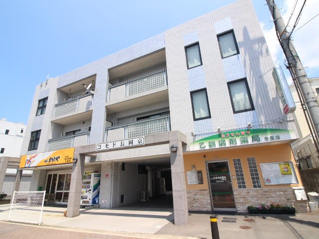 コモド長岡京の外観|長岡天神駅徒歩15分。閑静な住宅地に建つ3階建RC造外観