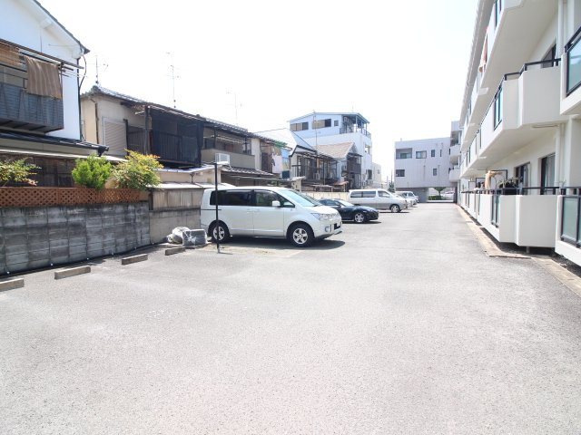 コモド長岡京の駐車場