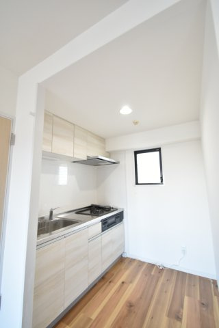 コモド長岡京のキッチン|システムキッチン完備。グリル付きで料理が捗る明るい調理場