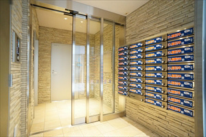 グランヒルサイドのロビー|エントランスはコンパクトながら落ち着いた雰囲気♪