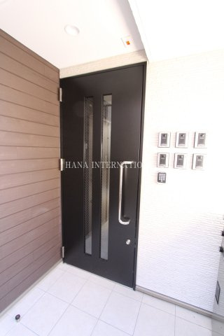 D APARTMENTのエントランス