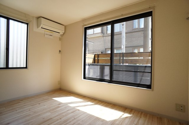 ディアコート亀戸　Ｂ棟の居間・リビング|DK収納は小物や掃除道具の収納に便利♪