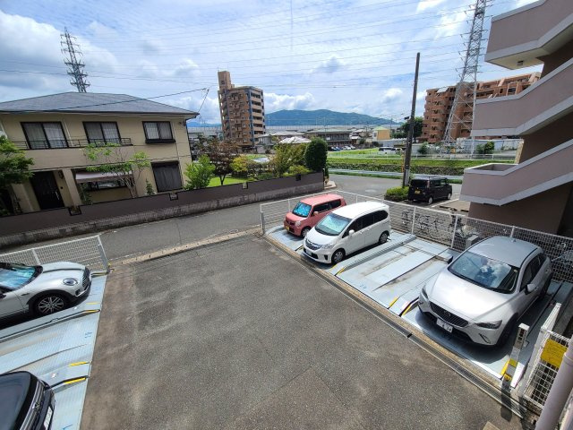 グラン・コート春日公園の駐車場