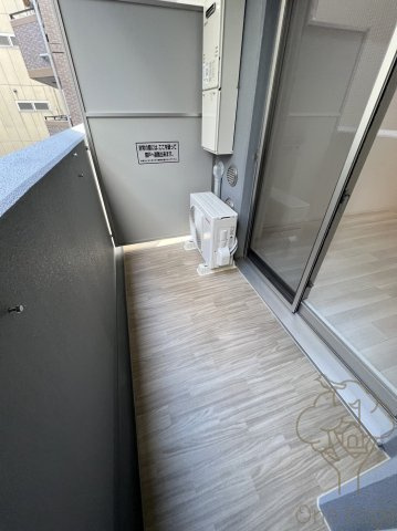 エスリード新大阪ラヴァーグのバルコニー