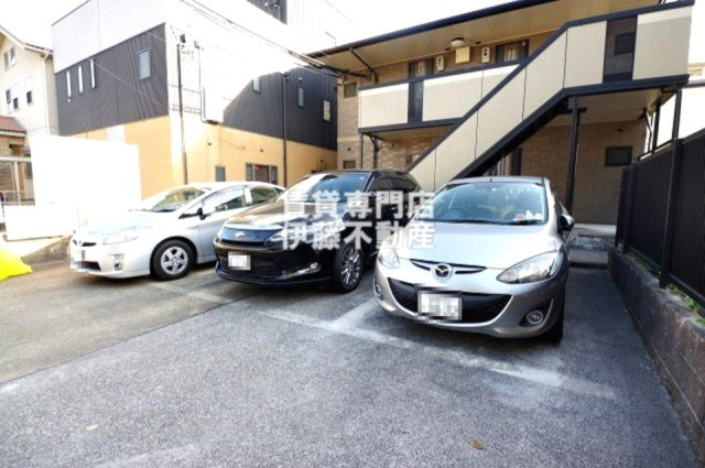 グレースドエルの駐車場|敷地内空き有り／9,900円（税込）※１台契約必須