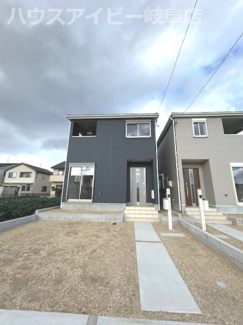 【外観】 | 岐阜市島田新築建売全3棟！お車並列2台可能！南にお庭スペースあります♪インナーバルコニーのあるお家！