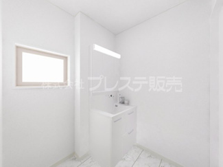 【洗面所】 | 奈良市北登美ヶ丘６丁目の新築一戸建 全９区画 | ９号地洗面完成イメージ／シャワー付き洗面化粧台