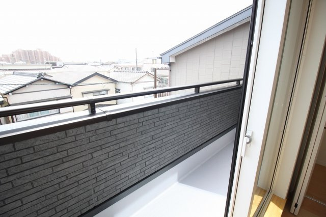 薊野西町　中古戸建　（未入居物件）のバルコニー|3Ｆ　南の部屋　5.25帖