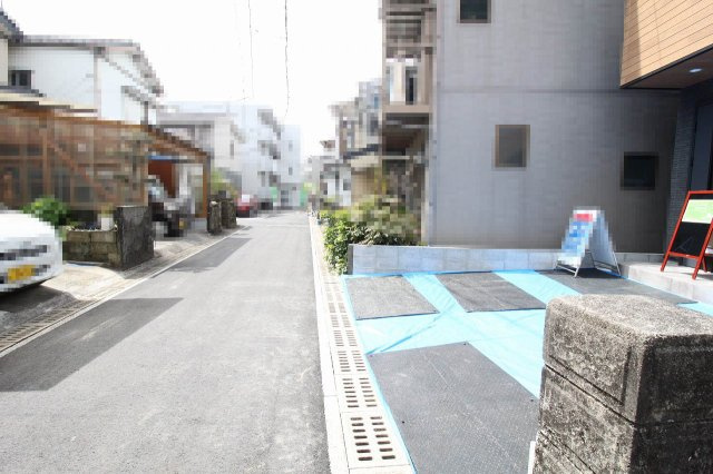 薊野西町　中古戸建　（未入居物件）の前面道路含む現地写真