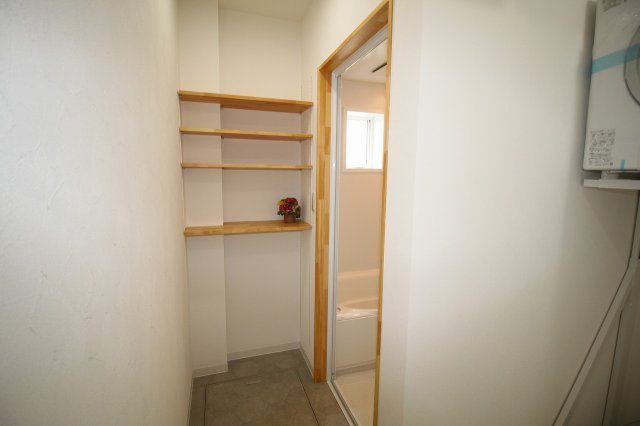 薊野西町　中古戸建　（未入居物件）の洗面所|収納