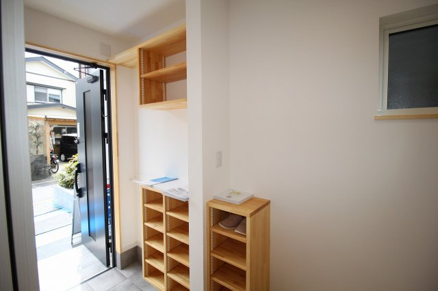 薊野西町　中古戸建　（未入居物件）の収納|玄関収納