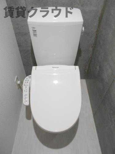 カーサトリプルエーのトイレ|トイレの壁もコンクリート打ち放しです！