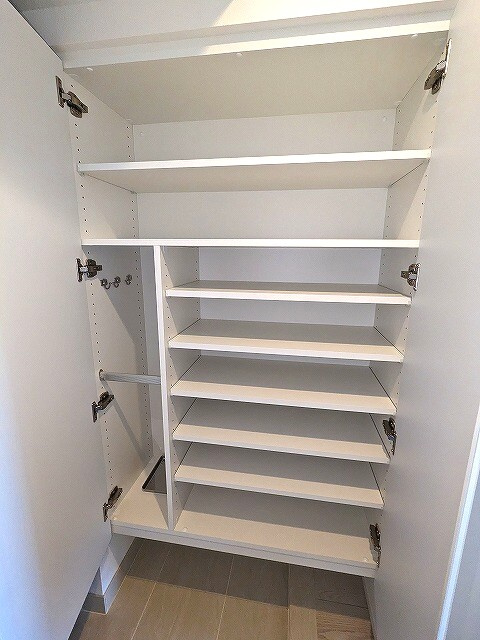 Urbanex新御徒町の玄関|傘入れもある収納豊富なトールタイプのシューズBOX