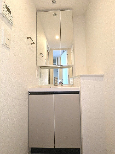 Urbanex新御徒町の洗面所|2面鏡付、ハンドシャワー付、トイレと独立した洗面室