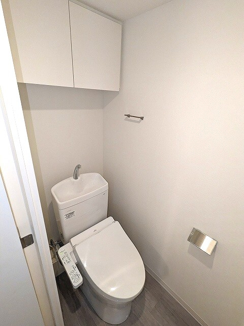 Urbanex新御徒町のトイレ|洗面室と独立した温水洗浄便座です