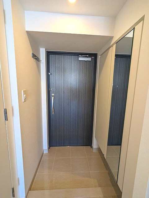 Urbanex新御徒町の設備|玄関に姿見鏡付、傘入れもある収納豊富なトールタイプのシューズBOX、人感センサー付玄関ライト、コートフック付き