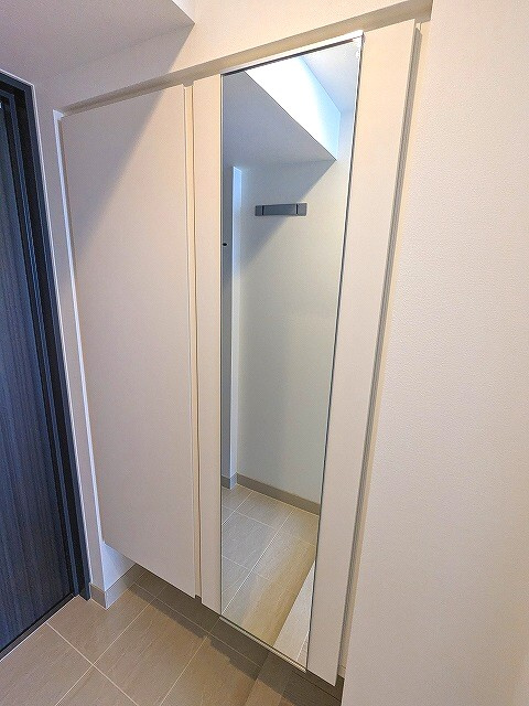 Urbanex新御徒町の設備|玄関に姿見鏡付きです